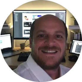Retrato de profesional de marketing digital con fondo neutro